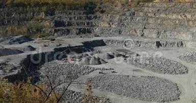 大型露天铁矿石采石场，一个大型采石场的全景图，采石场内的设备，露天开采过程，采石场